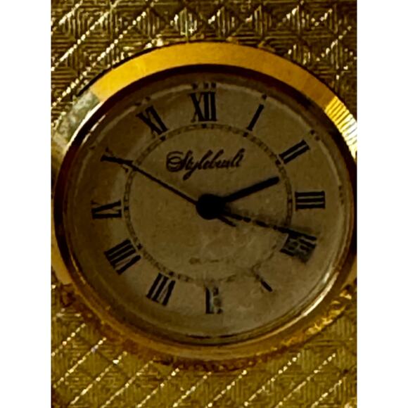 Stylebuilt Vintage gold textured finish checkerboard Roses design small clock - Picture 2 of 6